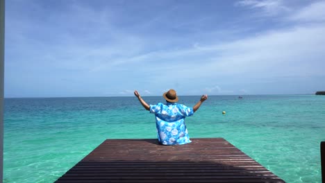 Frau-in-hell-blau-Sommer-Meer-entspannen.-Meeresbrise-genießen,-im-Urlaub-4k