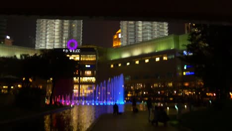 Malasia-la-noche-luz-kuala-lumpur-klcc-centro-comercial-música-ligera-fuente-panorama-4k