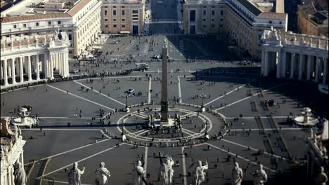 Stop-Bewegungsaufnahme-von-dem-Heiligen-Petrus-Platz-voll-von-Menschen,-Blick-vom-Dom-St.-Peter-Basilika-in-Rom,-Italien