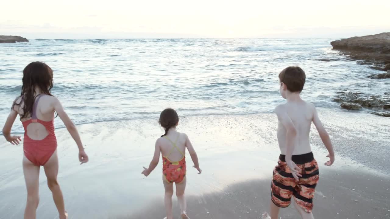 Drei Kinder Spielen Am Strand Zusammen Kostenlos Stock Video Footage Downloaden Familie Clips