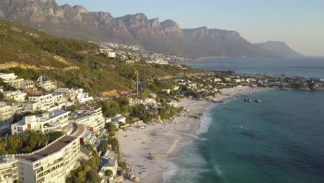 Clifton-Beach-mit-dem-Tafelberg-im-Sonnenuntergang-Luftaufnahme-in-Kapstadt