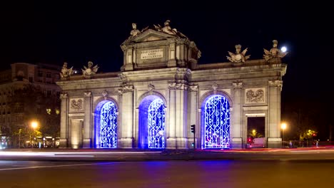 Nacht-Zeitraffer-von-Puerta-de-Alcala-mit-Weihnachtsbeleuchtung-geschmückt.