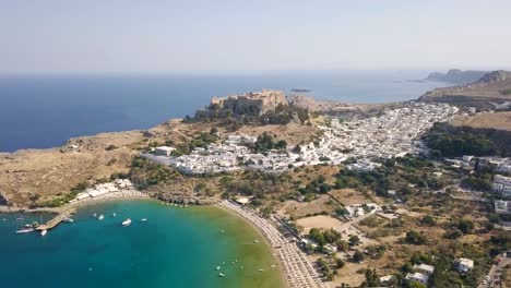 Luftaufnahme-der-antiken-Akropolis-und-Dorf-Lindos