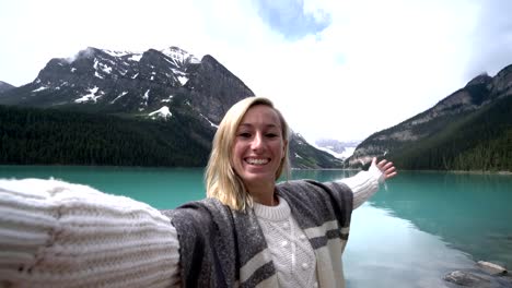 Junge-Frau-unter-Selfie-Porträt-in-Lake-Louise