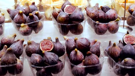 Tropical-fruit-figs-on-a-counter-in-plastic-box-stand-on-ice