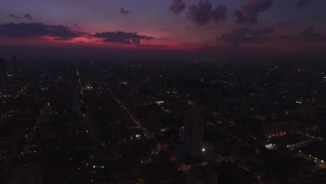 Lila-Stadt-Sonnenuntergang-über-Sao-Paulo,-Brasilien