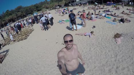 Hombre-tomando-un-selfie-en-una-playa-de-Sydney,-Australia