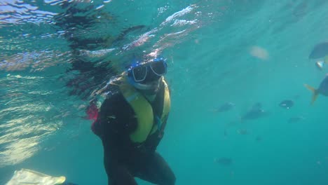 Buceo-bajo-el-agua-tomando-una-selfie-en-islas-Whitsunday,-Australia