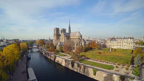 Vista-aérea-de-París-con-la-Catedral-de-Notre-Dame