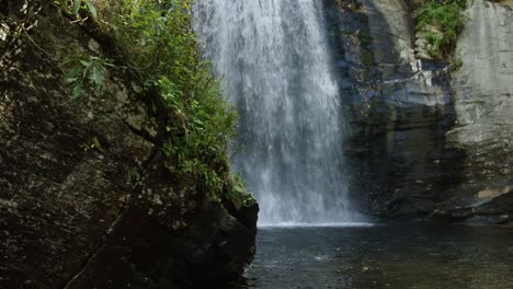 Cascada-de-montaña-lenta