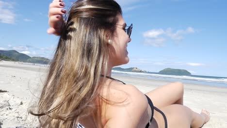 Mujer-brasileña-relajante-en-la-playa