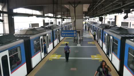 Manila-Rail-Transit-Train-and-commuters