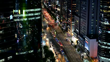 Autos-und-Busse-fährt-in-Seoul-in-der-Nacht-in-Südkorea
