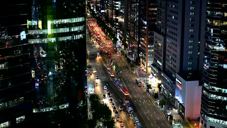 Coches-y-autobuses-conduce-alrededor-en-Seúl-en-la-noche-en-Corea-del-sur