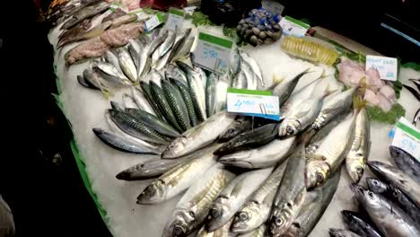 Zähler-mit-Meeresfrüchten-in-La-Boqueria-Fischmarkt.-Barcelona.-Spanien