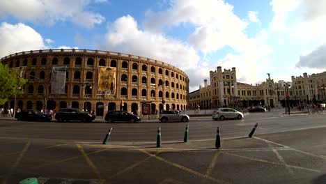 Plaza-de-Toros-Toro-luchando-arena-y-ciudad-el-tráfico