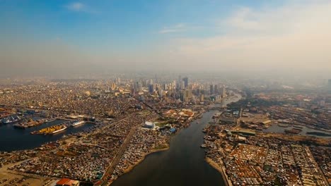 Luftbild-Stadt-mit-Wolkenkratzern-und-Gebäuden.-Philippinen,-Manila,-Makati