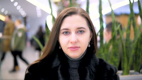 Portrait-of-a-young-attractive-woman-in-a-shopping-center.