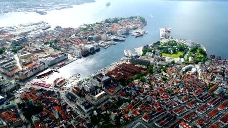 Bergen-ist-eine-Stadt-und-Gemeinde-in-Hordaland-an-der-Westküste-von-Norwegen.-Bergen-ist-die-zweitgrößte-Stadt-in-Norwegen.