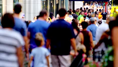 Multi-ethnischen-Menschen-zu-Fuß-auf-Straßen-Chicago-Amerika