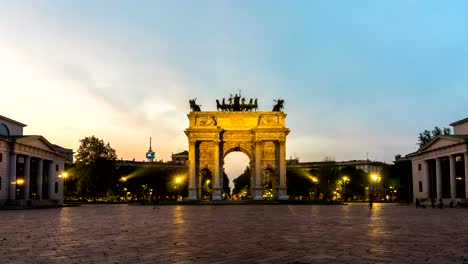 Lapso-de-tiempo-de-Arco-della-Pace-en-Milán,-Italia