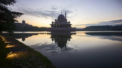 Dramatische-Sonnenaufgang-am-Putra-Mosque,-Putrajaya