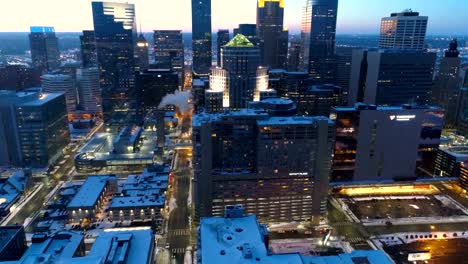 Skyline-von-Minneapolis,-Antenne-offenbaren-der-Innenstadt-in-der-Abenddämmerung,-4K