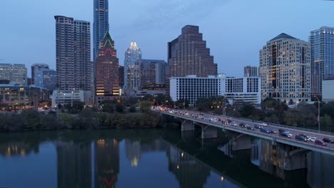 Langsam-nach-vorne-zur-Gründung-Schuss-des-Verkehrs-auf-Congress-Avenue-Bridge-in-Austin