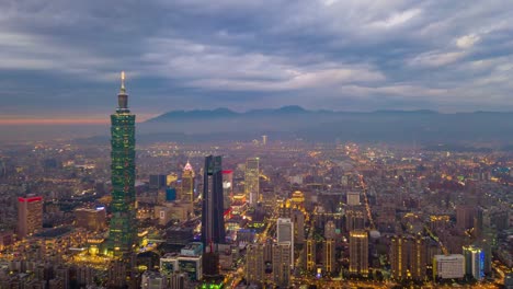 bewölkten-Sonnenuntergang-Taipei-Stadt-berühmten-Turm-Luftaufnahmen-Innenstadt-Stadtbild-Panorama-4k-Taiwan