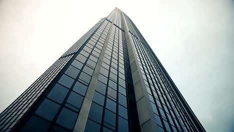 Huper-Zeitraffer-des-Tour-Montparnasse---futuristische-Wolkenkratzer-in-der-Stadt-von-Paris,-Frankreich