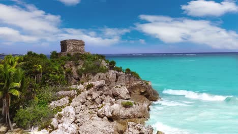 Tulum-ruins-in-Caribbean-sea-at-Mayan-Riviera