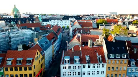 imágenes-de-puesta-de-sol-desde-Copenhague,-Dinamarca.-Nuevo-puerto-de-Nyhavn-canal-distrito-y-entretenimiento.-Vista-aérea-de-material-de-archivo-de-Video-desde-la-parte-superior.-la-cámara-gira-en-un-círculo.-Luz-de-tiempo-de-puesta-de-sol-dorado.