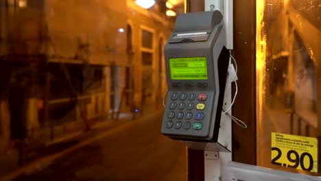 Tranvía-antiguo-en-el-centro-de-la-ciudad-de-Lisboa,-Portugal.-Asiento-del-conductor-y-la-caja-registradora-con-recibo