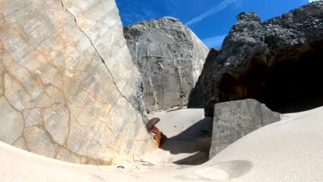 Ruina-del-Bunker-de-hormigón,-pared-del-Atlántico,-segunda-guerra-mundial,-mar-del-norte,-monumento,-4K