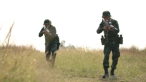 Soldado-armado-con-una-patrulla-de-reconocimiento-en-el-bosque.-Concepto-de-guerra,-ejército-y-fuerzas-armadas.