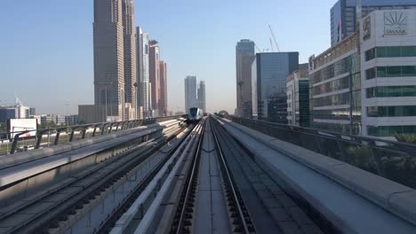 Nahaufnahme-der-Dubai-Metro-Schienen-mit-der-Skyscrapet-als-Hintergrund