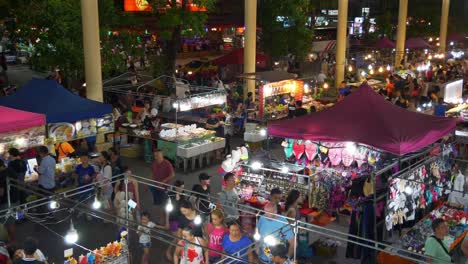 famosa-noche-phuket-isla-patong-comida-en-la-calle-mercado-en-la-azotea-slow-motion-panorama-4k-Tailandia