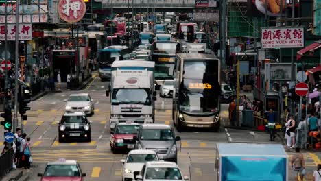 Lapso-de-tiempo-de-la-concurrida-calle-con-tráfico-y-peatones-de-Mong-Kok-en-Hong-Kong.