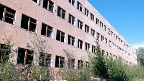 Destruido-el-abandonado-edificio-de-varios-pisos-con-muchas-ventanas-rotas.