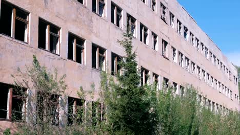 Verlassene-mehrstöckiges-Gebäude-mit-vielen-zerbrochenen-Fensterscheiben-zerstört.