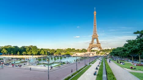 Vista-del-atardecer-de-la-Torre-Eiffel-timelapse-con-fuente,-en-el-Jardins-du-Trocadero-en-París,-Francia