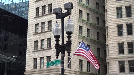 Eine-amerikanische-Flagge-winken-vor-der-Fassade-eines-Gebäudes-in-Boston