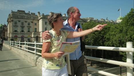 Pareja-senior-activo-caminando-en-Londres