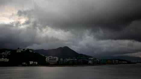 Tormenta-con-fuertes-lluvias-sobre-montaña---Timelapse