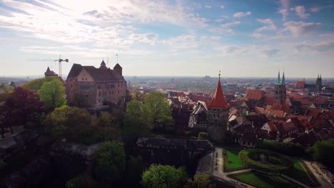 Luftbild-Stadt-mit-einer-Burg-im-Vordergrund-beim-Herauszoomen-in-panorama