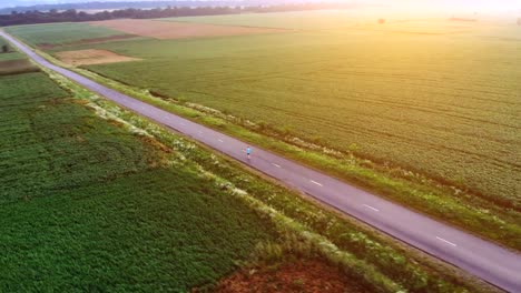 Der-Flug-über-die-Straße-mit-einem-Mann-zu-Fuß.-Quadrocopter-erschossen