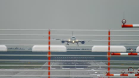 Widebody-airplane-landing