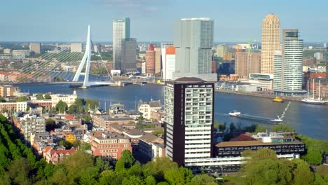 Vista-de-ciudad-de-Rotterdam-y-el-puente-Erasmus-Erasmusbrug