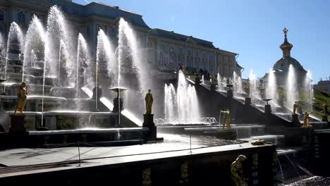 Blick-auf-den-Palast-vor-dem-Hintergrund-eines-großen-Brunnens-mit-goldenen-Statuen