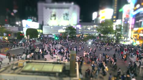 Slow-Motion-Menschen-an-der-Shibuya-Kreuzung-bei-Nacht-Tokyo,-Japan